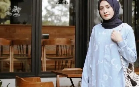 Tips Padu Padan Hijab dan Kemeja agar Tampil Stylish, Cantik & Menawan
