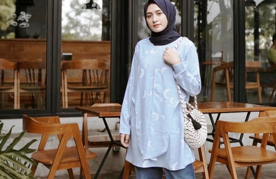 Tips Padu Padan Hijab dan Kemeja agar Tampil Stylish, Cantik & Menawan