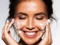 Tanda dan Solusi Masalah Kulit Akibat Membersihkan Wajah Berlebihan (Over Cleansing)