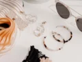 7 Aksesoris Wanita Simpel Kekinian Terbaik untuk Tampil Aesthetic